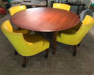 Hickory Furniture Game Table with 4 vinyl rolling chairs 
1,400 