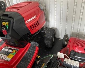 Troy-built Bronco 42 in. 547 cc Engine Automatic Drive Gas Riding Lawn Tractor with Mow in Reverse. Excillent Condition