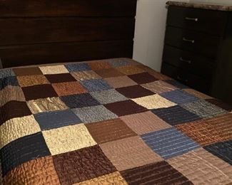 2 of 3 Piece Bedroom Set / Full Mattress w/ Box Spring and Frame 