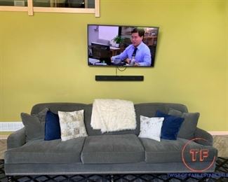 LILLIAN AUGUST Albert Sofa