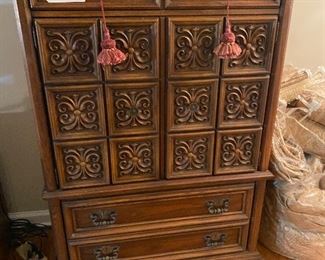 NICE SIZED ARMOIRE>THE MOST USEFUL PIECE OF FURN YOU WILL EVER OWN! You willlovee the price!