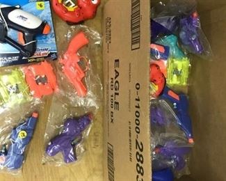 approx 20 assorted water guns/toys