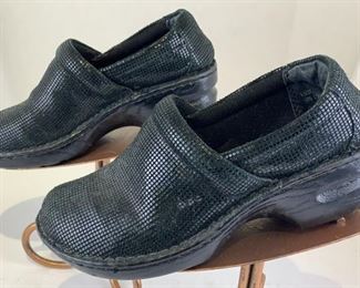womens black clogs
