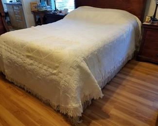 Bates Full Size bedspread Looks New In Box