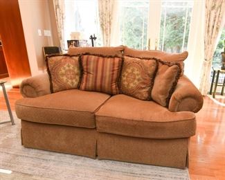Thomasville love seat $325
72" X 44" 7 years old. Pet-free, child-free, smoke-free home. Excellent condition.