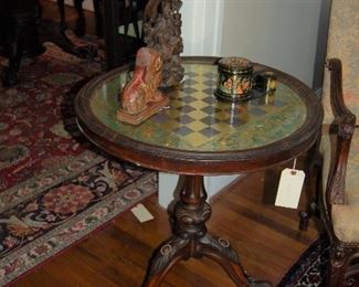 Verre e´glomise´ game table