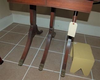 Three-leg table