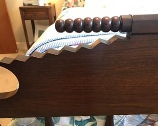 Gorgeous footboard with a beautifully spooled spindle.