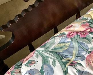 Antique Mahogany spindle spool full bed. Solid heavy wood. Thick heavy posts. In great condition.