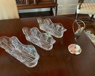 #63	3 crystal serving pieces and heart décor.	 $15.00 
