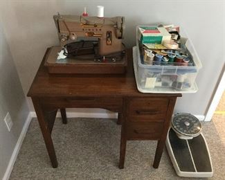 SINGER PORTABLE SEWING MACHINE w/ACCESSORIES