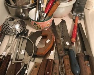Vintage kitchen items 
Knifes 
Bowls 
Kitchen tools 