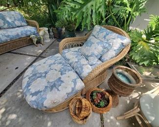 Lounge set in beautiful heavy rattan-Rattan in fabulous shape as it was always INDOORS!