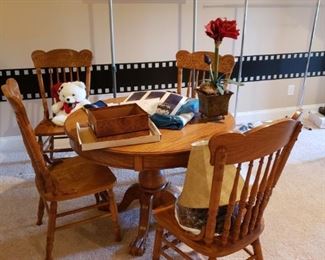 Nice oak round talbe with 4 chairs