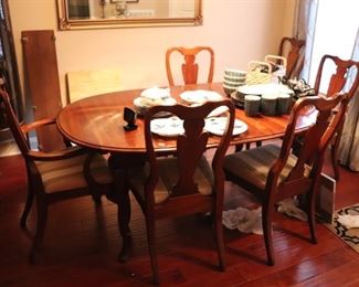Nice dining room table with 6 chairs and leaves