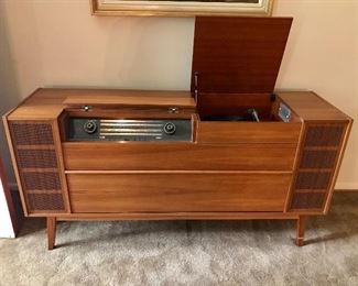 $500
Vintage Mid Century Modern SABA 2560 German tube stereo console. All powers on and works, although it will need some work for maximum performance.