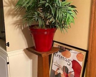 Plants, risers and great art throughout