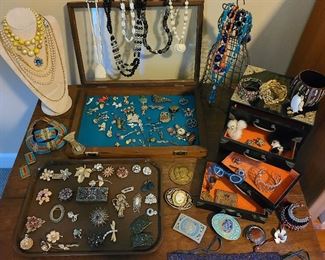 over 1000 pieces of costume jewelry