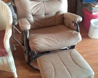 Swivel chair & ottoman
