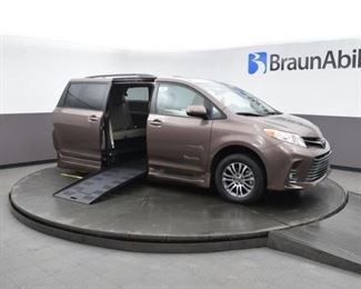2020 Wheelchair Friendly Toyota Sienna 1700 miles