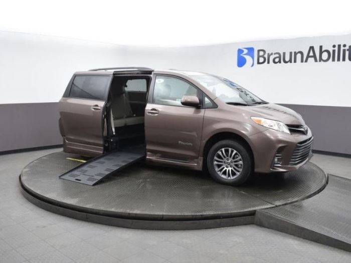 2020 Wheelchair Friendly Toyota Sienna 1700 miles