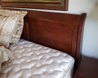 Sleigh bed queen size