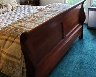 Sleigh bed