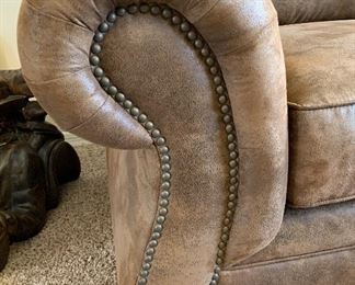 Broyhill Rustic Faux Leather/Suede Nailhead Loveseat Sofa/Couch 37x68x38in HxWxD