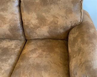 Broyhill Rustic Faux Leather/Suede Nailhead Loveseat Sofa/Couch 37x68x38in HxWxD