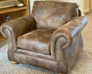 Broyhill Rustic Faux Leather/Suede Nailhead Oversized Chair 37x68x38in HxWxD