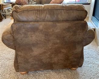 Broyhill Rustic Faux Leather/Suede Nailhead Oversized Chair 37x68x38in HxWxD