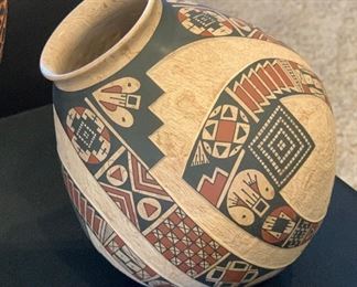 Oscar Quezada Mata Ortiz Etched Pot Native American 7.5in H x6.25in Diameter