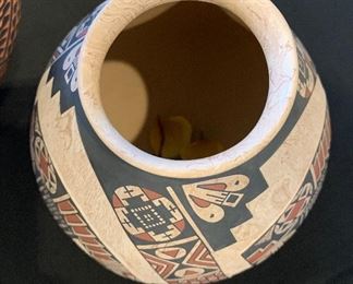 Oscar Quezada Mata Ortiz Etched Pot Native American 7.5in H x6.25in Diameter
