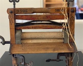 Antique American Wringer Horseshoe 350e 17x26x6in HxWxD