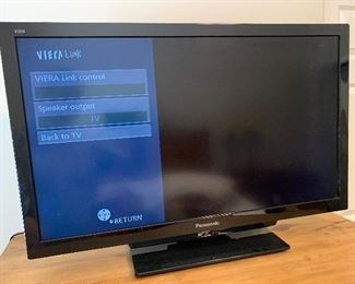 32in Panasonic Viera 720p LCD TV TC-32LX44 20x30x5in HxWxD