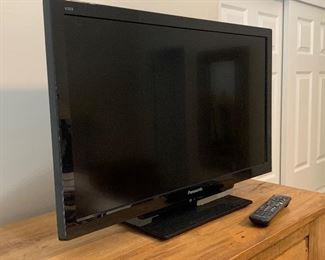 32in Panasonic Viera 720p LCD TV TC-32LX44 20x30x5in HxWxD
