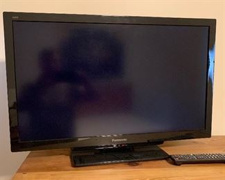 #2 32in Panasonic Viera 720p LCD TV TC-32LX44 20x30x5in HxWxD