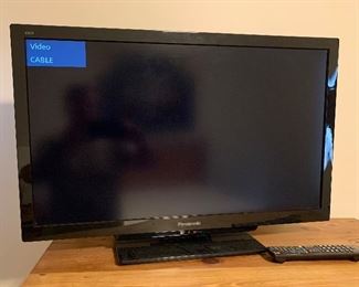#2 32in Panasonic Viera 720p LCD TV TC-32LX44 20x30x5in HxWxD