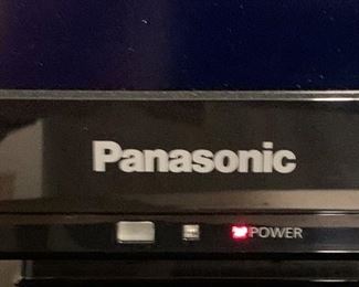 #2 32in Panasonic Viera 720p LCD TV TC-32LX44 20x30x5in HxWxD