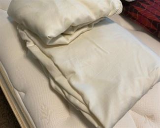 King size bedding w 3 pillows KING