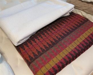 King size bedding w 3 pillows KING