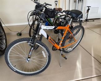 MAGNA 18 SPEED GREAT DIVIDE MOUNTAIN BIKE Orange White Front Shocks