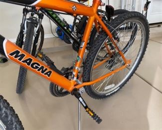 MAGNA 18 SPEED GREAT DIVIDE MOUNTAIN BIKE Orange White Front Shocks