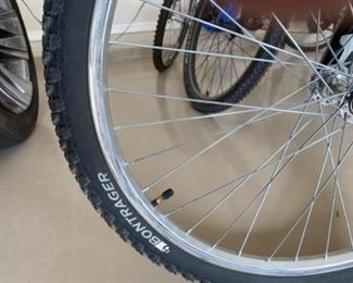 MAGNA 18 SPEED GREAT DIVIDE MOUNTAIN BIKE Orange White Front Shocks