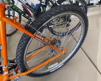 MAGNA 18 SPEED GREAT DIVIDE MOUNTAIN BIKE Orange White Front Shocks