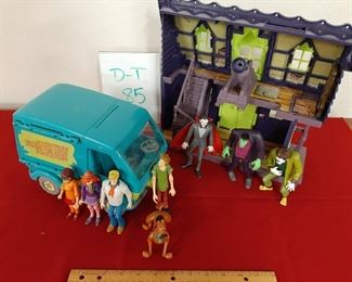 D-T-85   $30  Scooby-Doo Mystery Machine and Haunted House w/figures