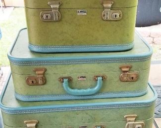 Sweet find vintage Dionite luggage. Very hard to find all three pieces.