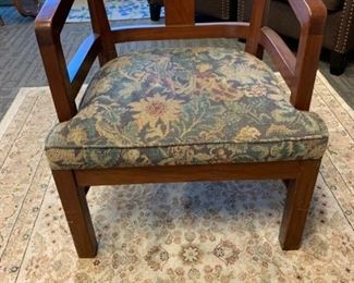 Chair with rounded back