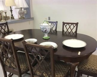 Beautiful dining room table with two leaves and six handsome chairs