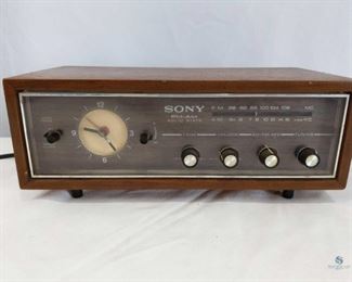 Vintage Sony Alarm Clock	
Vintage Sony AM-FM Alarm Clock. Model: 8FC-45W. Working condition